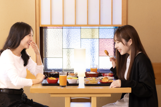 【お食事イメージ】「これ美味しいね～！」味噌串カツをはじめとする名古屋めしに舌鼓。