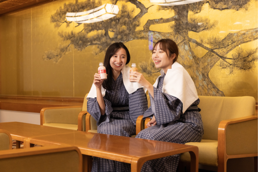 【ご滞在イメージ】お風呂上がりにロビーでひと休み。金色の壁画が印象的な空間。
