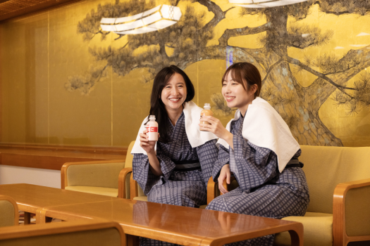 【ご滞在イメージ】お風呂上がりは牛乳片手に友達とおしゃべり！自販機でご購入いただけます。