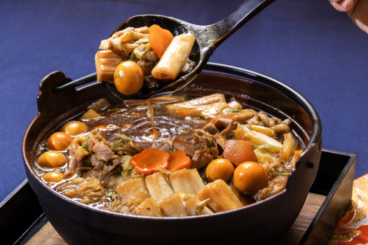 【ご朝食】ひきずり鍋は愛知県の郷土料理。鶏肉を使用したすき焼きです。
