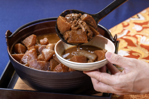 【ご朝食】大人気『牛すじとゴロゴロ根菜の八丁味噌煮』は、具だくさんで食べ応え抜群！