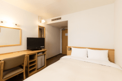 【ダブルルーム】お一人で広々と使ってもよし、お二人でのご利用でも快適なダブルルーム。