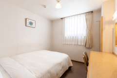 【ダブルルーム】シンプルなダブルルーム。140cmのベッドで広々とお寛ぎください。