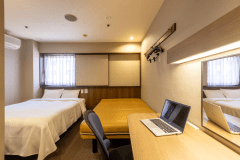 【スタンダードダブル】お一人でも広々と使えるダブルルーム。多目的ソファ有！