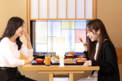 【お食事イメージ】「これ美味しいね～！」味噌串カツをはじめとする名古屋めしに舌鼓。