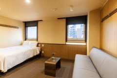 【デラックスダブル】20平米のお部屋。キャリーケースを置いても広々お使いいただけます。