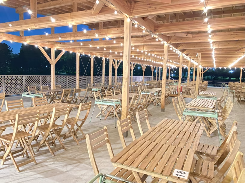 【Waterside BASE】BBQコンロやテーブル・イスがある屋根付きデッキエリアは、日暮れ後もムードある照明のもと、屋外アウトドア気分を楽しめます。(夜間イメージ) 【Waterside BASE】BBQコンロやテーブル・イスがある屋根付きデッキエリアは、日暮れ後もムードある照明のもと、屋外アウトドア気分を楽しめます。(夜間イメージ)