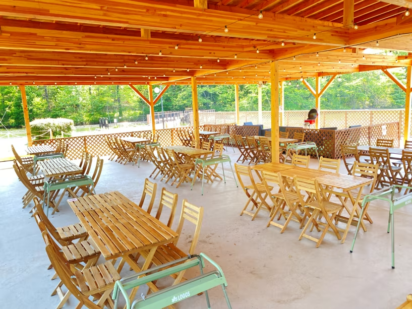 【Waterside BASE】BBQコンロやテーブル・イスがある屋根付きデッキエリアは、日差しを気にすることなく屋外アウトドア気分を楽しめます。 【Waterside BASE】BBQコンロやテーブル・イスがある屋根付きデッキエリアは、日差しを気にすることなく屋外アウトドア気分を楽しめます。