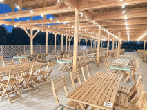 【Waterside BASE】BBQコンロやテーブル・イスがある屋根付きデッキエリアは、日暮れ後もムードある照明のもと、屋外アウトドア気分を楽しめます。(夜間イメージ)