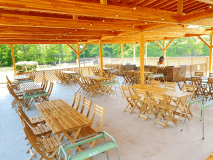 【Waterside BASE】BBQコンロやテーブル・イスがある屋根付きデッキエリアは、日差しを気にすることなく屋外アウトドア気分を楽しめます。