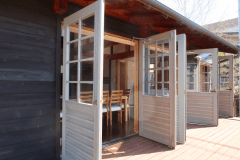 タイプ１の棟のウッドデッキです。ドアを開けたままでもまだ広いスペースがあります。