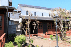 タイプ2（参の蔵）の正面からの外観です。
2階建てに見えますが、半地下と中2階がありますので、実は4階層あります。