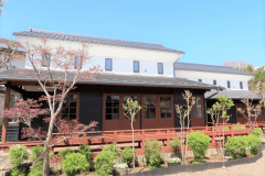 タイプ３（弐の蔵）の外観です。大きい建物です。正面からは見えませんが、半地下もあります。
隣はタイプ2（参の蔵）です。