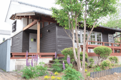 春にルピナスが咲いたころのタイプ1（陸）の外観です。実は半地下があり、建物の中は想像されるよりももずっと広いです。