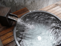 信楽焼の露天風呂です
棟によってお風呂の色が違っています。
どの棟のお風呂かはチェックイン後のお楽しみ！内緒ですが、実は私も覚えていません。。。