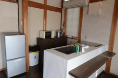 参の蔵：キッチン：IHコンロ・冷蔵庫・電子レンジ・湯沸かしポット・手洗いソープ・食器用洗剤・食器洗い用スポンジ・ゴミ箱・そのほかに大鍋・中鍋・フライパン・炊飯器・ざる・ボウル・まな板・やかんなどがあります。