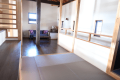 陸の蔵(タイプ１・１N)：２階：畳スペースと杉板床張りのリビング兼寝室です。瞑想できそうな隠れスポットが少し見えています。