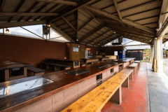 BBQ場：屋根がありますので、雨天利用可能です。4月～11月までご利用可能です。ご予約はチェックイン日前日の17：00まで承ります。