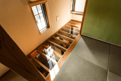 タイプ3の中2階：ここは東京タワー！？？？このガラスの下は何と1階の玄関近くです。キャー！わー！おーい！という声が聞こえてきそうですね。高所恐怖症のスタッフはお掃除の度に顔が引きつっています。