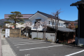 松屋の　松と「看板」
手前は第一駐車場です。