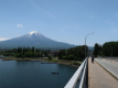 富士山と河口湖：河口湖大橋より撮影：大橋の上は風が強く、油断すると吹き飛ばされそうになりました。
