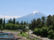 当館より徒歩5分の河口湖大橋から見える富士山と河口湖：右側に見えるのは散歩におススメの遊歩道です。