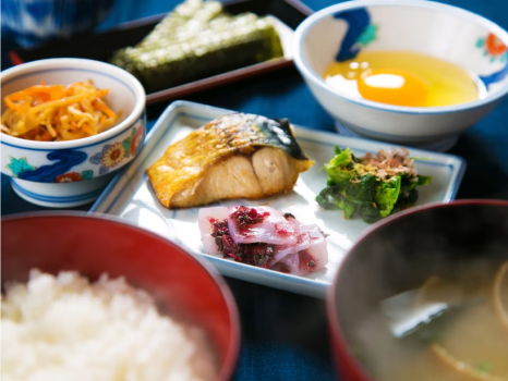 【無料朝食】「ご飯＆味噌汁＆選り取りご飯のお供」が付いて、まさかの無料！！