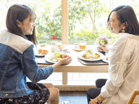 飫肥杉を使った明るい朝食会場はまるでカフェ！