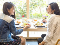 飫肥杉を使った明るい朝食会場はまるでカフェ！