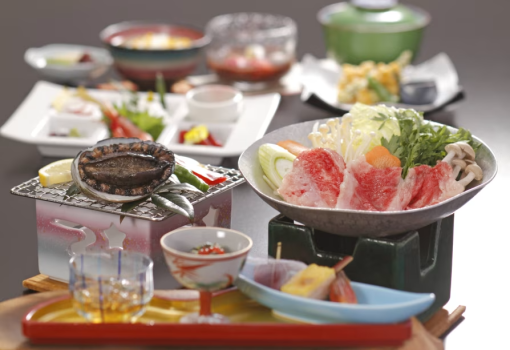 踊るアワビと和牛すきやきのコンビネーション