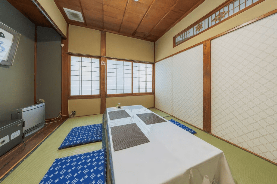 【個室会場】お食事はワンちゃんと一緒に周りを気にせず個室会場でご用意いたします。