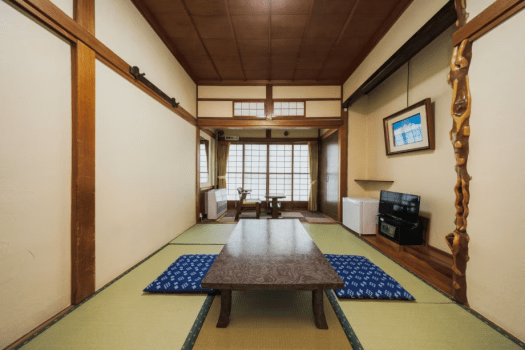 【Japanese-style Room (6 Tatami Mats)】For single guests, couples, or married couples / Shared toilet / Non-smoking