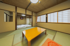 【和室13畳】畳の香りに包まれながら、心安らぐひとときをお楽しみください。