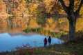 周囲の紅葉と、水面に映る色づいた山々が見事な鴫の谷地沼