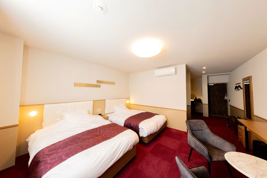 【夕食はオリジナル和洋折衷セットメニュー】ホテル自慢の夕食をダイニングレストランで堪能！