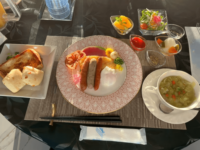 朝は朝日の見えるダイニングレストランで料理長自慢の朝食をお楽しみください
セットメニューのメインはお好みに合わせて選べるプレートです
ご注文いただいてから調理し、出来立てをご提供いたします