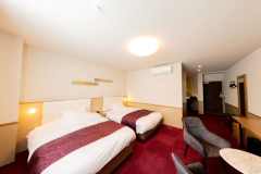 【夕食はオリジナル和洋折衷セットメニュー】ホテル自慢の夕食をダイニングレストランで堪能！