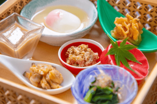【朝食一例】彩り豊かな小鉢が揃う、見た目も楽しい和朝食