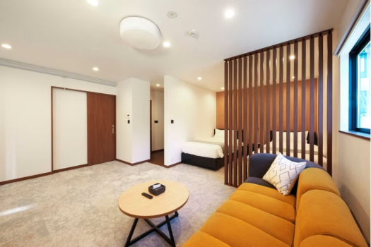 【ルーフトップヴィラ】広々としたソファでくつろぎながらヴィラステイを楽しめます。 【ルーフトップヴィラ】広々としたソファでくつろぎながらヴィラステイを楽しめます。