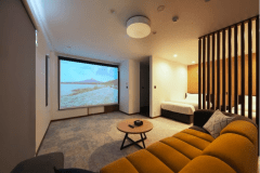 【ルーフトップヴィラ】2階にはシアタールームをご用意。大画面で映画等をゆったりとご覧いただけます。
