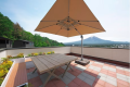 【ルーフトップヴィラ】屋上にパラソルを設置しており、日差しを気にせずゆったりとお楽しみいただけます。