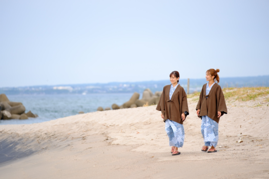 浴衣で海を散策