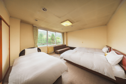 【Deluxe Japanese-Western Style Room】Western-style bed + Japanese-style room, with bath and toilet / Non-smoking