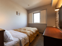 【スタンダードシングル】2024年リニューアル、ベットはゆっくり休めるセミダブルベットです。