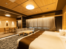 【最上階スイート和洋室】2024年リニューアル、洋室に加え、落ち着く和室でお寛ぎいただけます。