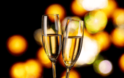 プラン特典のスパークリングワインで乾杯