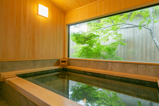 予約不要で利用できる貸切風呂。バリアフリー対応のトイレやおむつ交換台が完備。