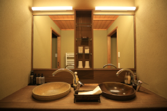 2名でも広々使える洗面所。