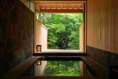 正面には滝があり、窓を開ければ水の音や鳥の鳴き声など自然音だけが聞こえる。