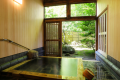 苔や竹林が広がる専用の庭付き半露天風呂。電気を消したまま窓を開けて、自然光と鳥のさえずりが聞こえる朝風呂はおすすめ。
